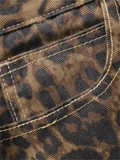 Jeans femme Jungle Line à motif léopard beige, coupe oversize, jambes larges, style streetwear vintage et décontracté.