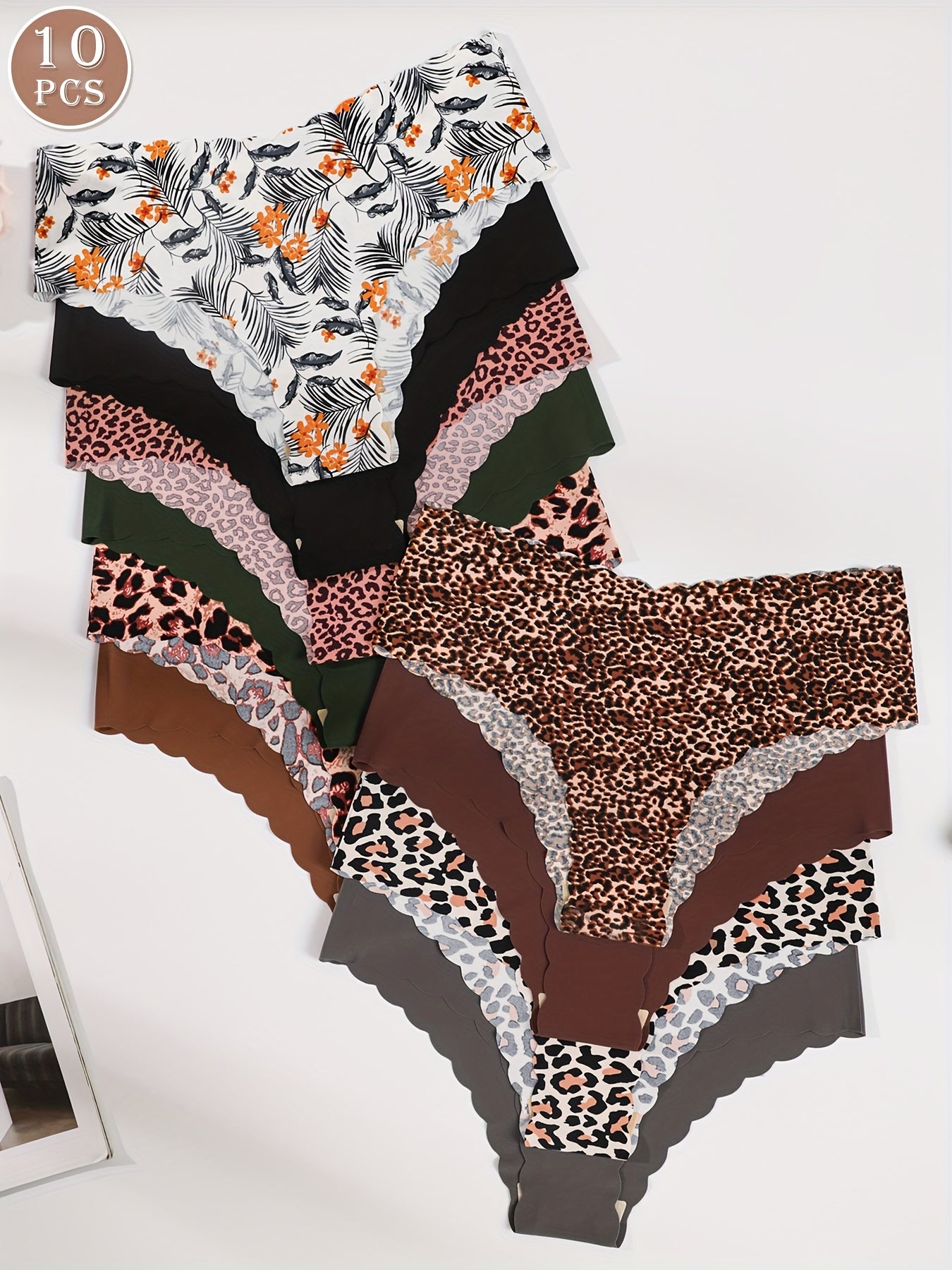 Cinq sous-vêtements femme Jungle Line, culottes sans couture avec ourlet en scallop, imprimé léopard ou couleur unie, respirants et extensibles.
