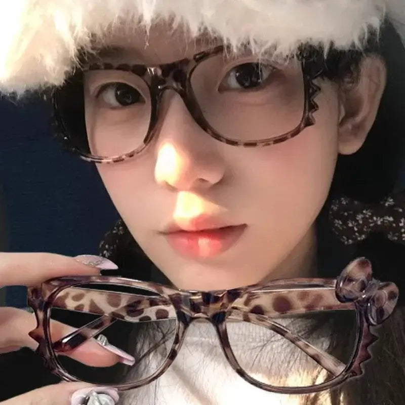 Lunettes vintage pour femmes Jungle Line avec cadre ovale large à imprimé léopard, nues sans verres, style Y2K et motif bow.