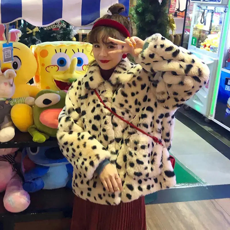 Off-white imitation fur leopard print coat for women, stylish winter fur integrated coat by Jungle Line, cool and trendy winter clothing.