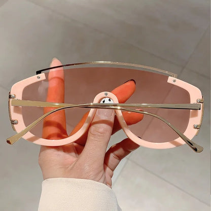 Lunettes de soleil tendance pour femmes et hommes, design en métal luxe avec motif léopard orange, style oversize et dégradé.