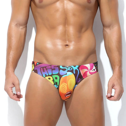 Brief de bain homme Jungle Line à motif léopard rose, élastique, coupe basse, idéal pour plage, piscine et soleil.