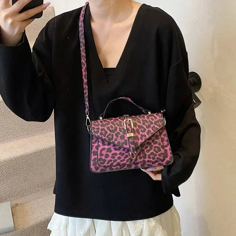 Sac à main en cuir de léopard Jungle Line, petit sac carré pour femmes avec poignée courte, style pochette ou sac à main.