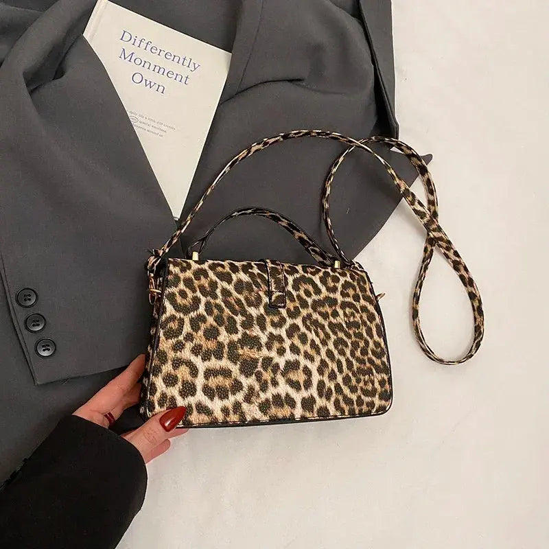 Sac à main en cuir léopard Jungle Line, petit sac carré pour femmes avec poignée courte, idéal comme sac à main ou pochette.