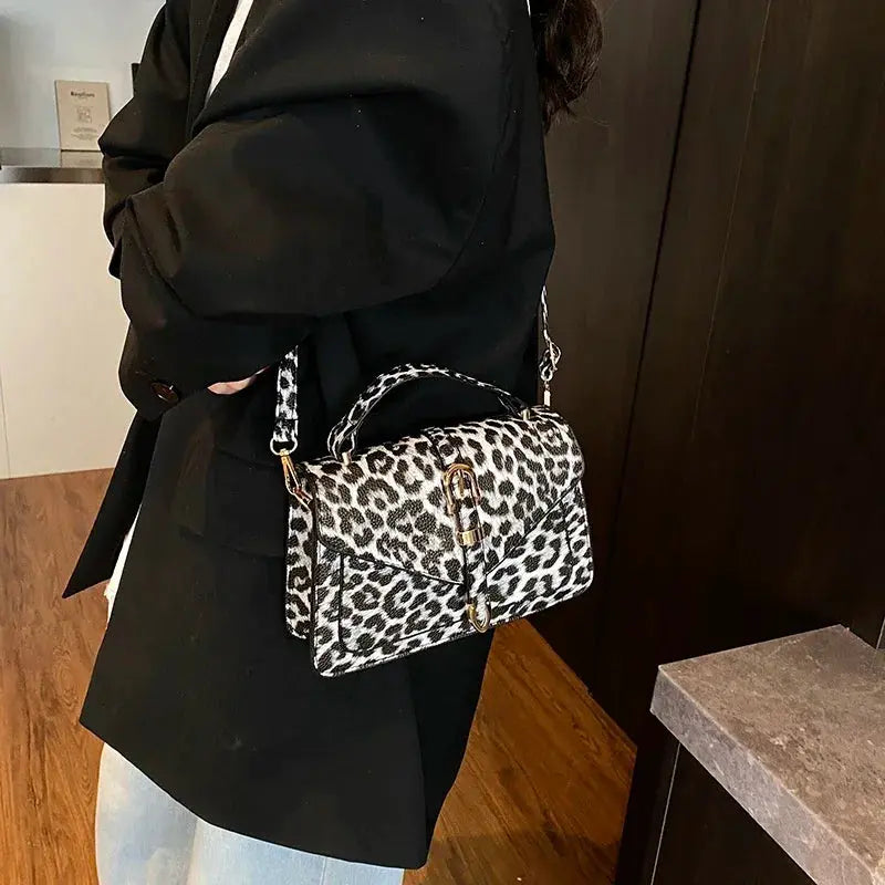 Sac à main en cuir de léopard Jungle Line, petit sac carré pour femmes avec poignée courte et bandoulière, style sac à main.