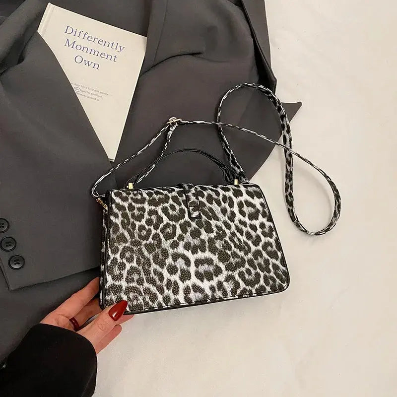 Sac à main en cuir de léopard Jungle Line, petit sac carré pour femmes avec poignée courte, idéal pour porter à la main ou en bandoulière.