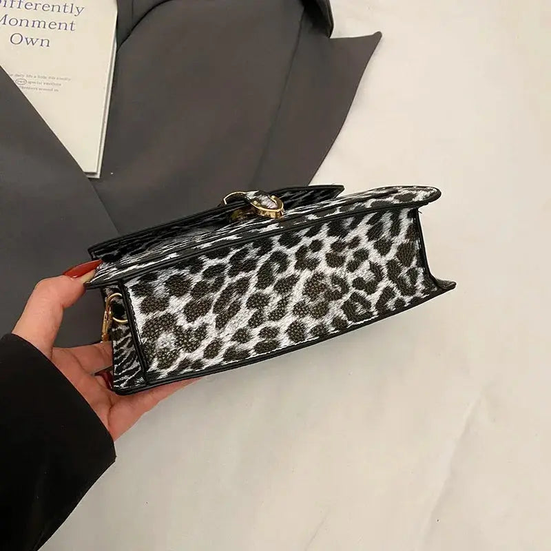 Sac à main en cuir léopard Jungle Line, petit sac carré pour femmes avec poignée courte et bandoulière, style tote ou pochette.