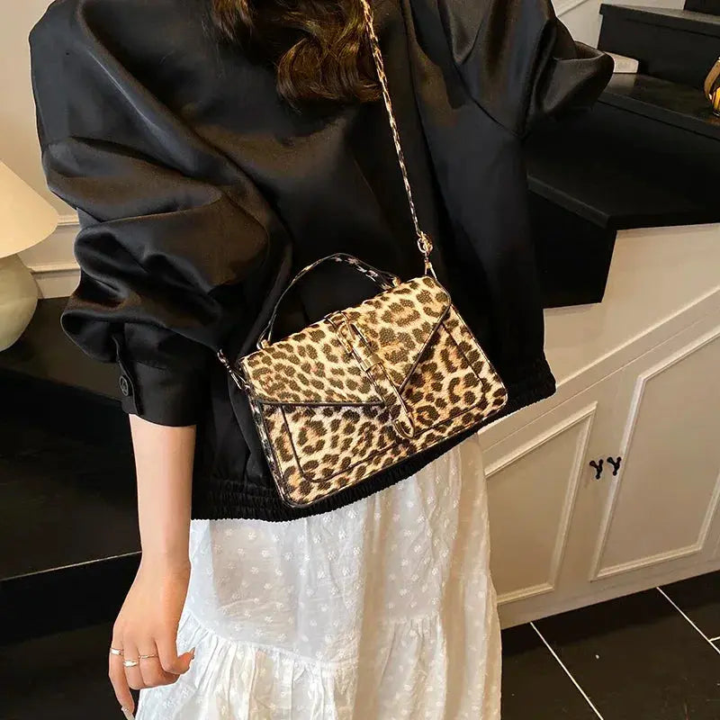Sac à main en cuir de léopard de Jungle Line, petit sac carré avec poignée courte, bandoulière réglable et style tote ou clutch.