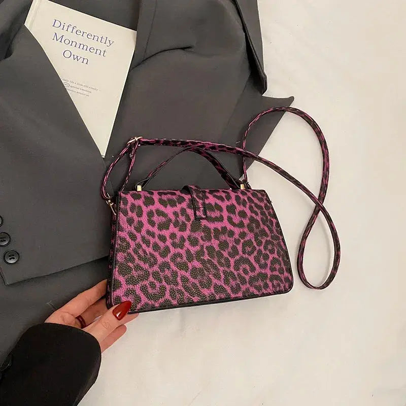 Sac à main en cuir de léopard Jungle Line, petit sac carré pour femmes avec poignée courte, idéal pour crossbody ou clutch.
