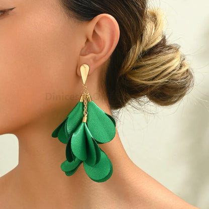 Boucles d'oreilles longues bohèmes Jungle Line avec motif léopard, fleurs et pampilles élégantes pour femmes.