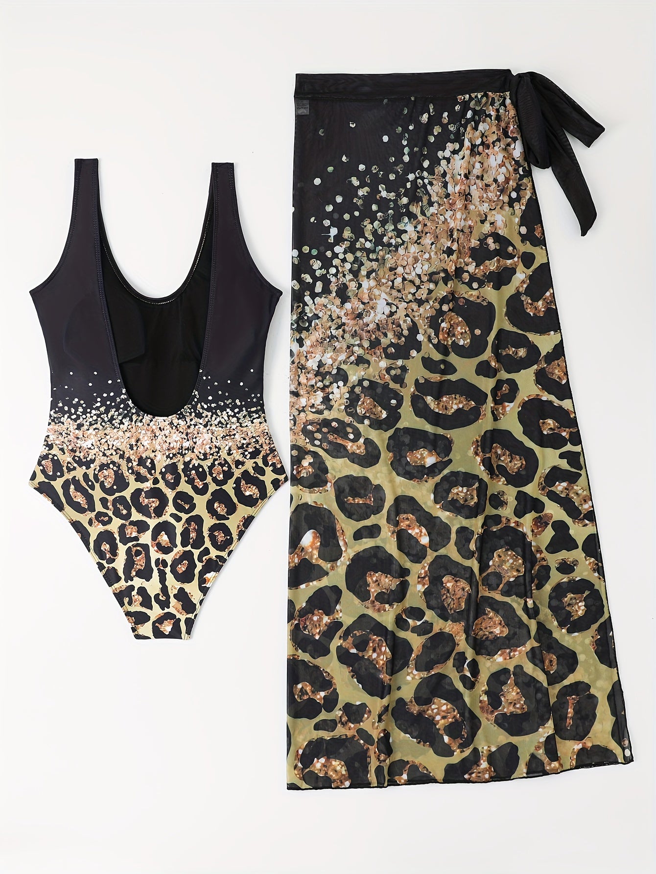 Maillot une pièce Jungle Line à imprimé léopard vert lac, avec jupe pareo assortie, pour un look élégant et tendance.