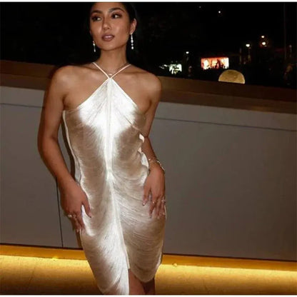 Robe courte sexy sans dos avec franges, col halter, sans manches, élégante et slim pour femmes, idéale pour soirée ou fête.