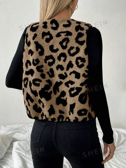 Jungle Line Pariaura women's short autumn coat, stylish jacket with a fitted silhouette, suitable for fall weather.
