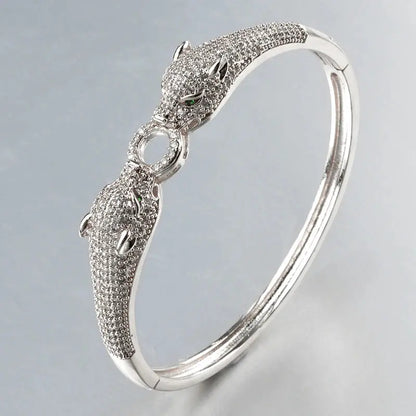 Bracelet pour femmes Jungle Line en or et argent avec tête de léopard, design élégant et tendance en métal coloré.