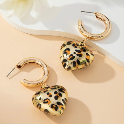 Boucles d'oreilles en forme de cœur avec motif léopard, design personnalisé de Jungle Line, accessoires de mode créatifs pour femmes.