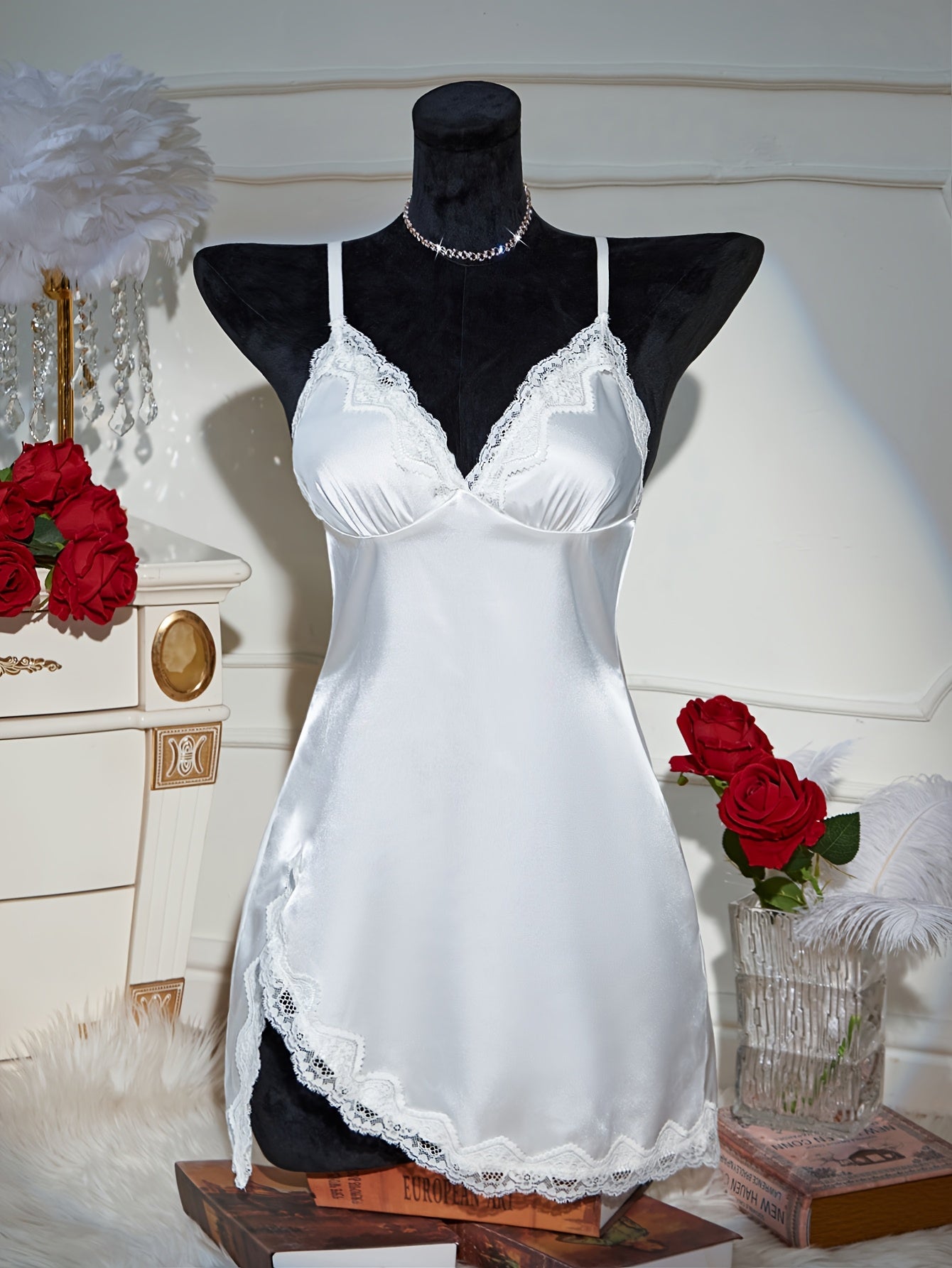 Nuit de femme Jungle Line en tissu léger avec motif léopard, débardeur, col en V, ourlet asymétrique et manches à volants.