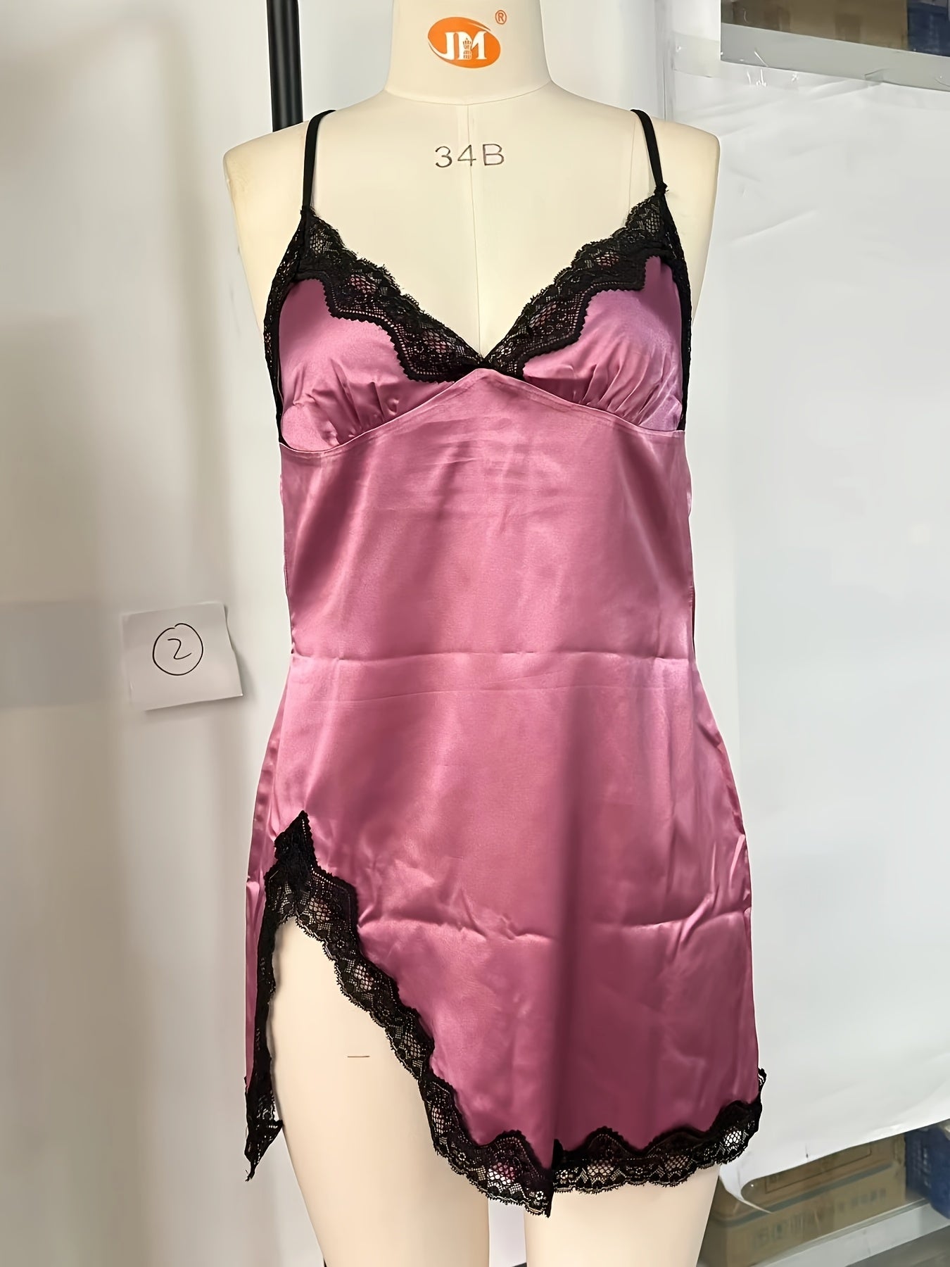 Nuit de nuit sexy en viscose à motif léopard, sans manches, V-neck, ourlets asymétriques et poignets froncés, léger pour l'été.