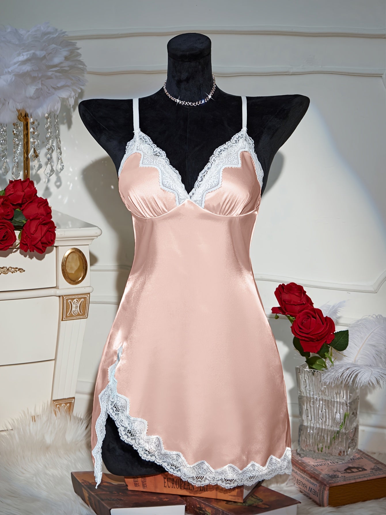 Nuit de femme Jungle Line en satin léger avec motif léopard, décolleté en V, sans manches, ourlet asymétrique et poignets froncés.