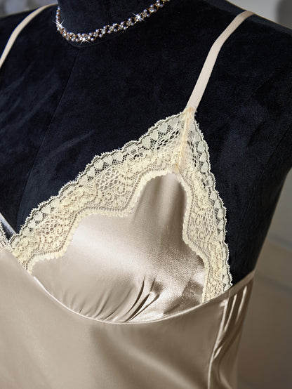 Nuit en soie Jungle Line, nuisette léopard sans manches, col en V, bretelles ajustables, ourlet asymétrique et poignets froncés.