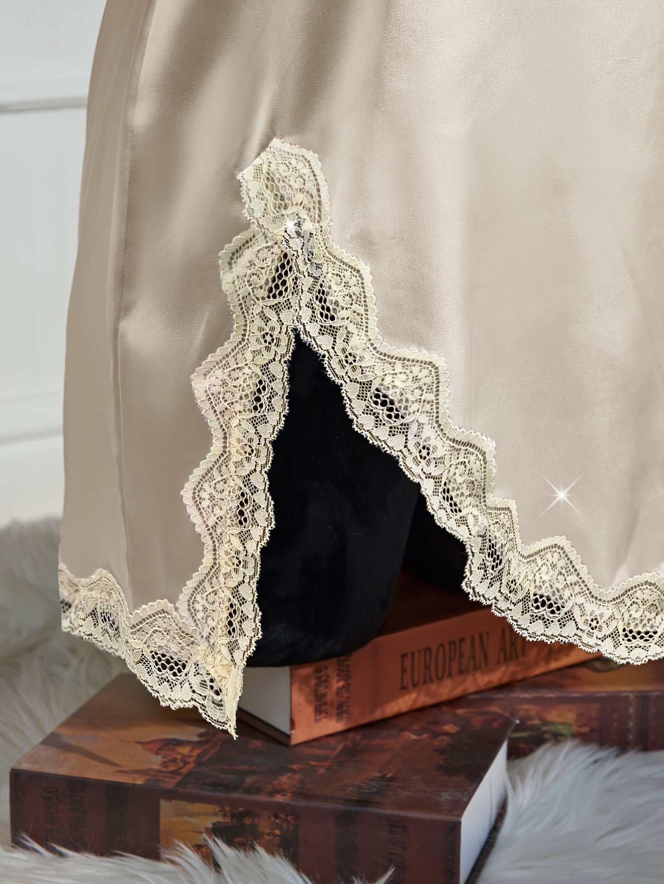 Nachtwäsche sexy en polyester avec motif léopard, décolleté en V, sans manches, ourlet asymétrique et poignets froncés.